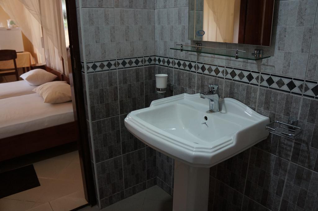 Tandem Guesthouse Hikkaduwa Buitenkant foto